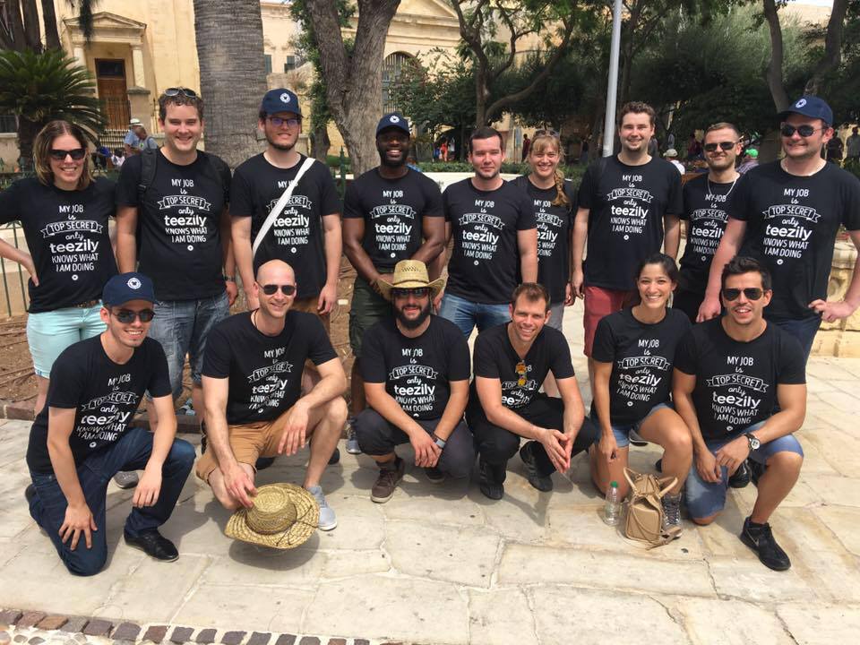Sascha (der mit dem Hut in der Mitte unten) mit dem Teezily Team in Malta