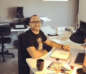 daniel-im-neuen-büro-e1558500416328-300x257